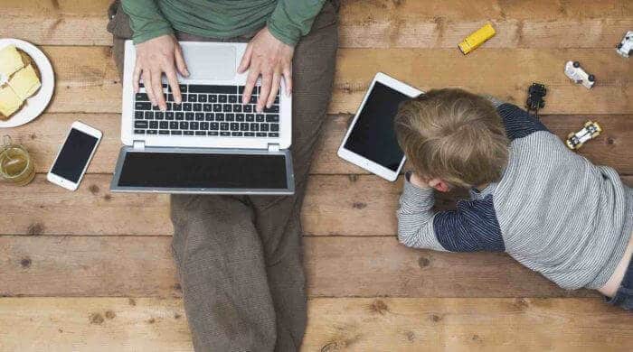 Kinder werden im Internet gehänselt: Cybermobbing