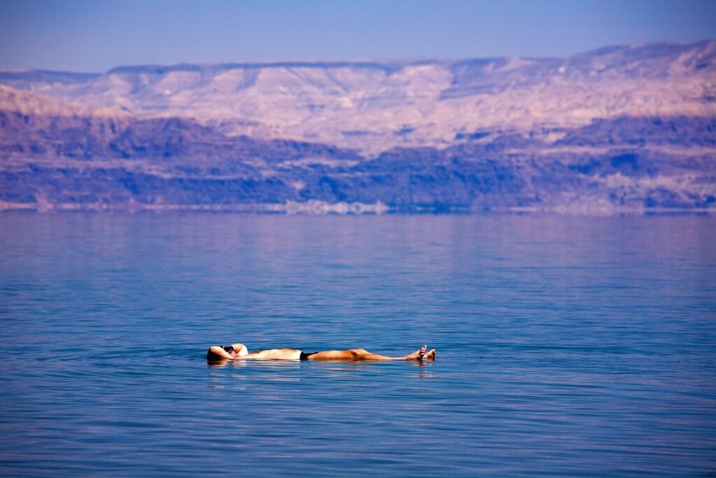 Мертвое море купание. Мертвое море. Фауна мертвого моря. Мертвое море фото.
