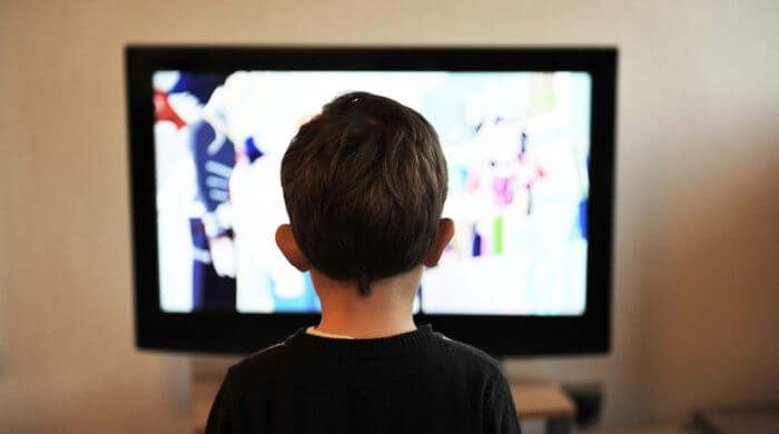 Geflimmer im Kinderzimmer: Wie viel Fernsehen ist okay für mein Kind?