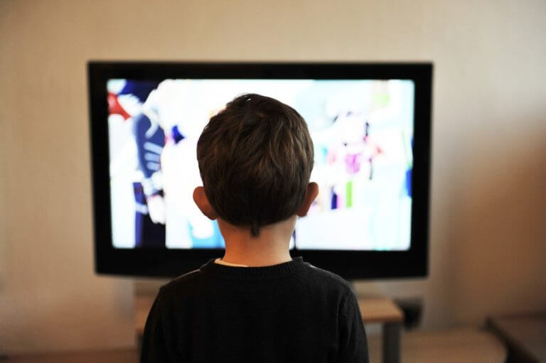 Geflimmer im Kinderzimmer: Wie viel Fernsehen ist okay für mein Kind?