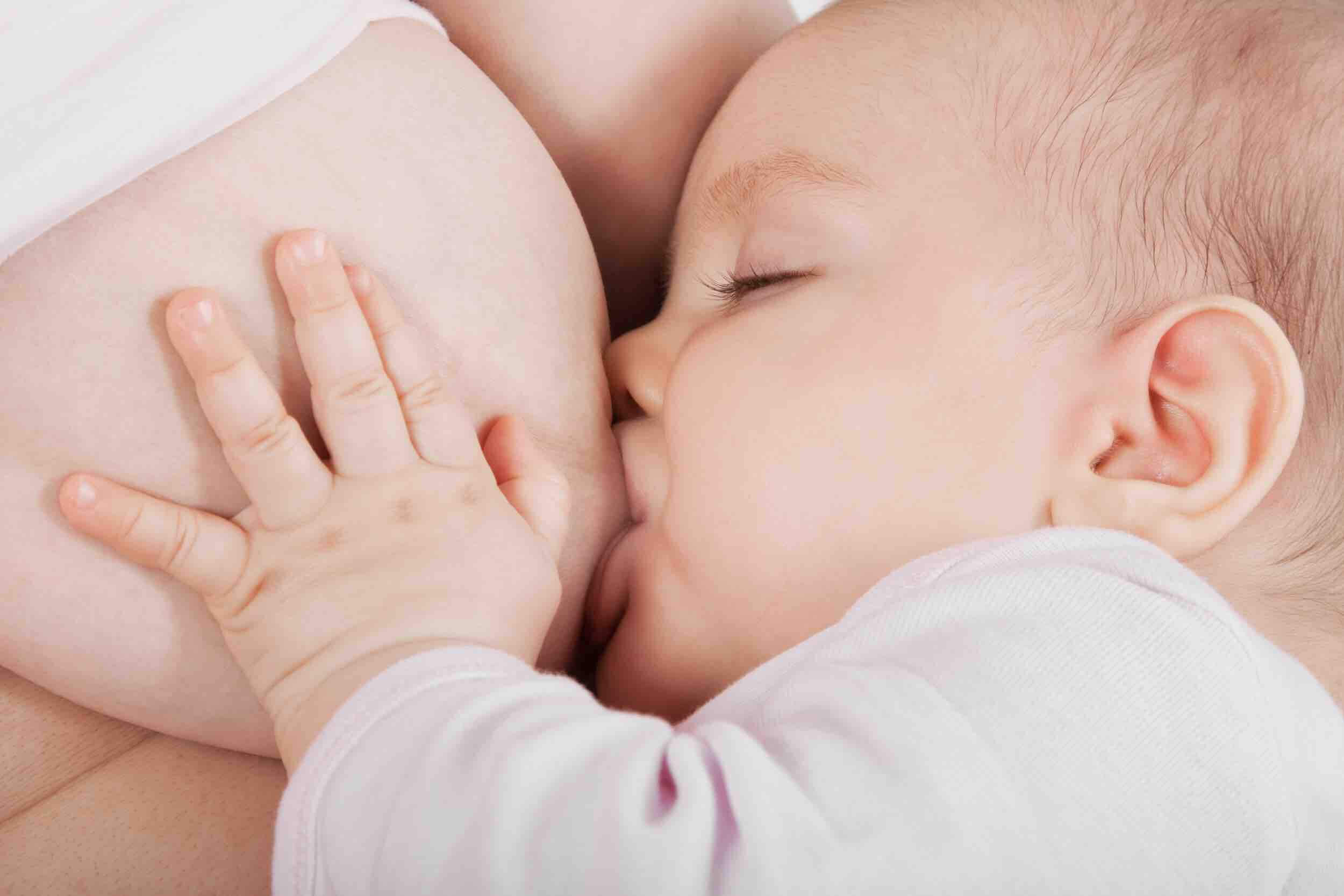 Молоко мамаши. Грудное вскармливание. Новорожденный у груди. Младенец сосущий грудь. Грудное вскармливание новорожденного.
