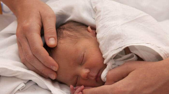 Was passiert nach der Geburt im Kreißsaal? Die ersten Stunden nach der Geburt