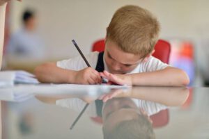 Büffeln ohne Rückenprobleme – der richtige Arbeitsplatz für die Kleinen