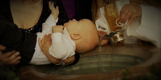 10 Fragen und Antworten rund um die Taufe Ihres Babys