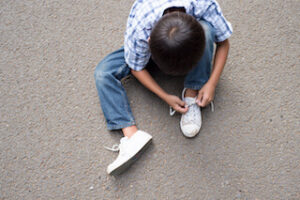 Kindern das Schuhe binden beibringen: Methoden und hilfreiche Tricks