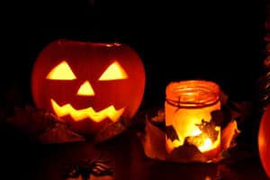 Gruselige Halloweenfratzen: DIY Kürbis schnitzen mit Kindern