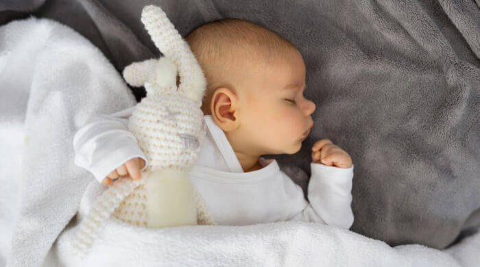 Der Kuschelhase hilft dem Baby beim Einschlafen
