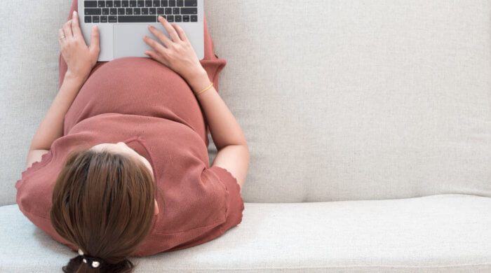 Schwangere denkt schon vor Elternzeit über Wiedereinstieg nach