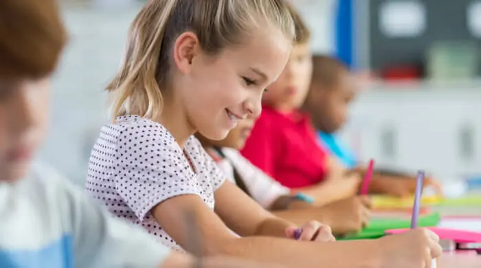 Stifte, Mäppchen und Hefte braucht dein Kind für die Grundschule.
