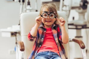 Sehschwäche erkennen: Braucht dein Kind eine Brille?