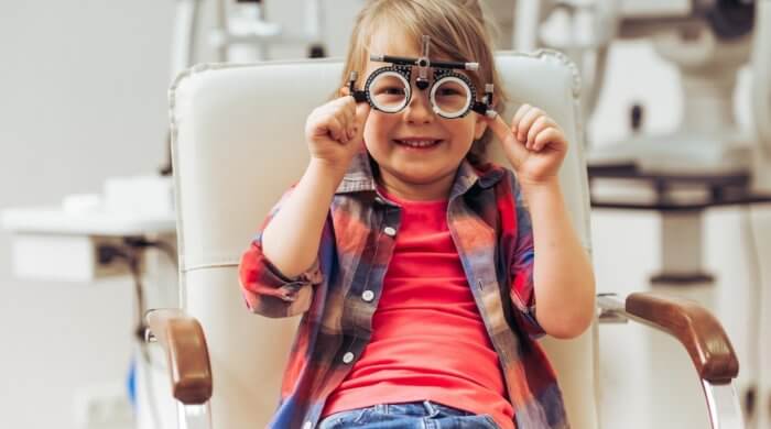 Sehschwäche erkennen: Braucht dein Kind eine Brille?