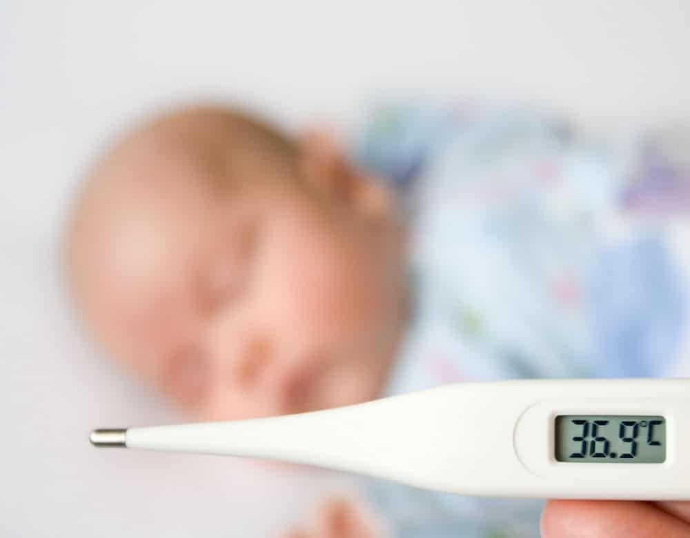 Körpertemperatur beim Baby: Ab wann ist es Fieber?