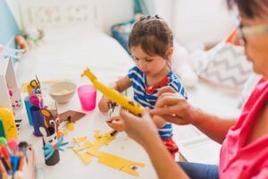 Was hat Basteln mit Kleinkindern mit der gesunden Entwicklung Deines Kindes zu tun?