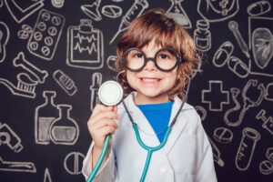 Bindehautentzündung bei Kindern: Sollte ich sofort zum Arzt gehen?