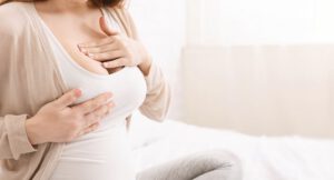 Deine Brustwarzen schmerzen? Das könnte dahinter stecken