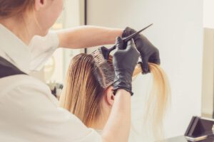 Haare färben in der Stillzeit: Erlaubt oder No-Go?