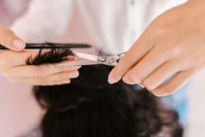 Haare schneiden ohne Friseur? Diese Tipps und Tricks solltest Du kennen