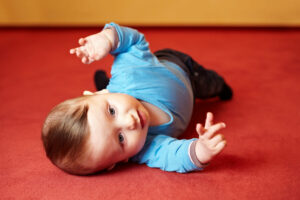 Wann sollte sich ein Baby drehen können?