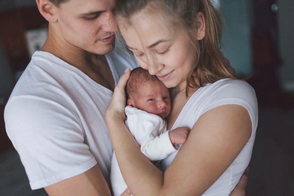 Neugeborenes Baby mit Familie