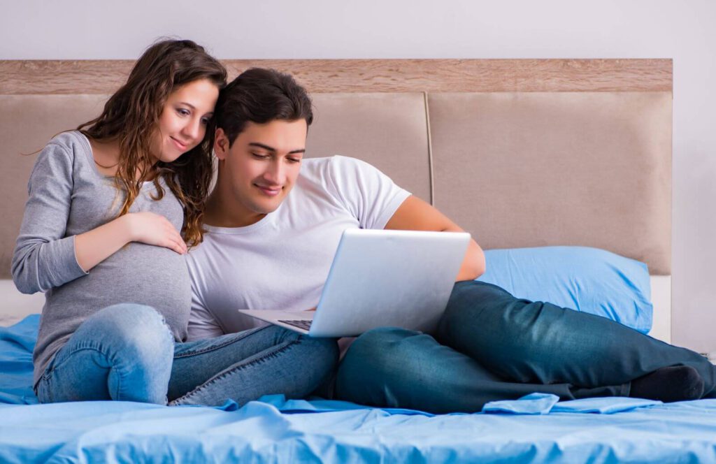 Paar mit Laptop, Recherche für Babyname