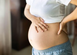 Geburt im Stehen: Mit diesen Vor- und Nachteilen kannst Du rechnen