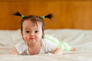 Bauchlage des Babys: Was Tummy Time Deinem Baby bringt
