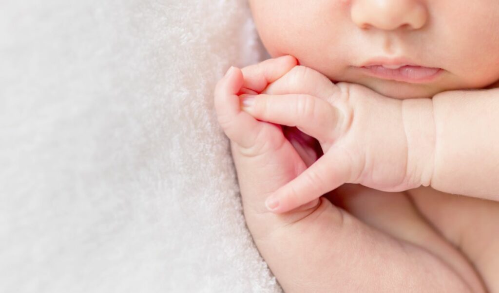 Neugeborenes mit kalten Händen