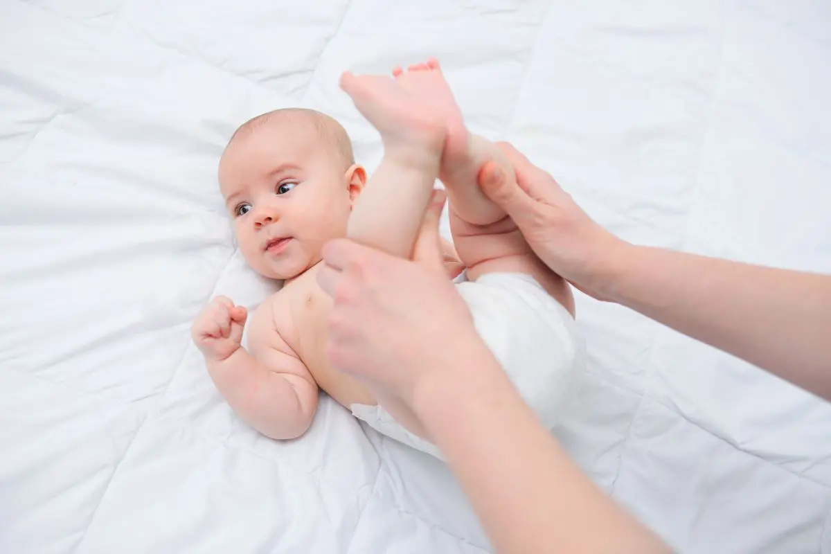 Baby pupst viel – was tun bei Blähungen beim Säugling?