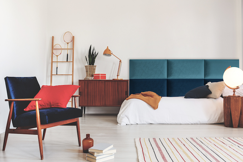 blaue und dunkelblaue wandpolster im jugendzimmer