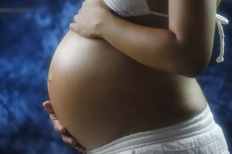 <strong></noscript>Dehnungsstreifen nach der Schwangerschaft: Tipps zur Pflege</strong>