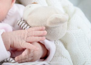 Rote Fingerkuppen beim Kind: Das steckt dahinter