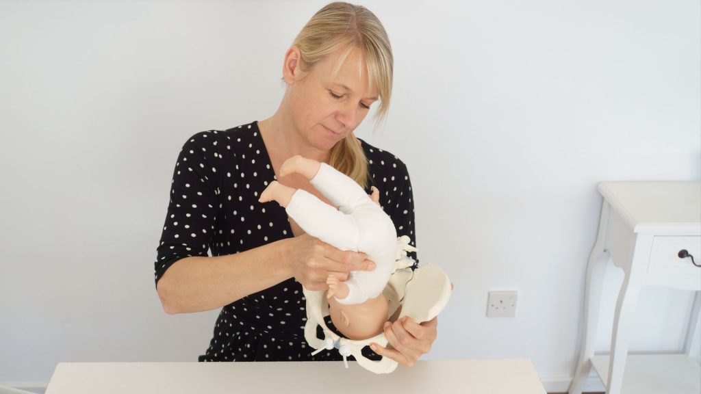 Hebamme zeigt Geburt