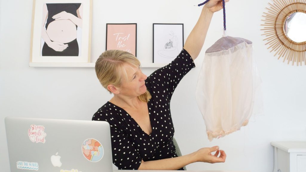 Hebamme zeigt Plazenta