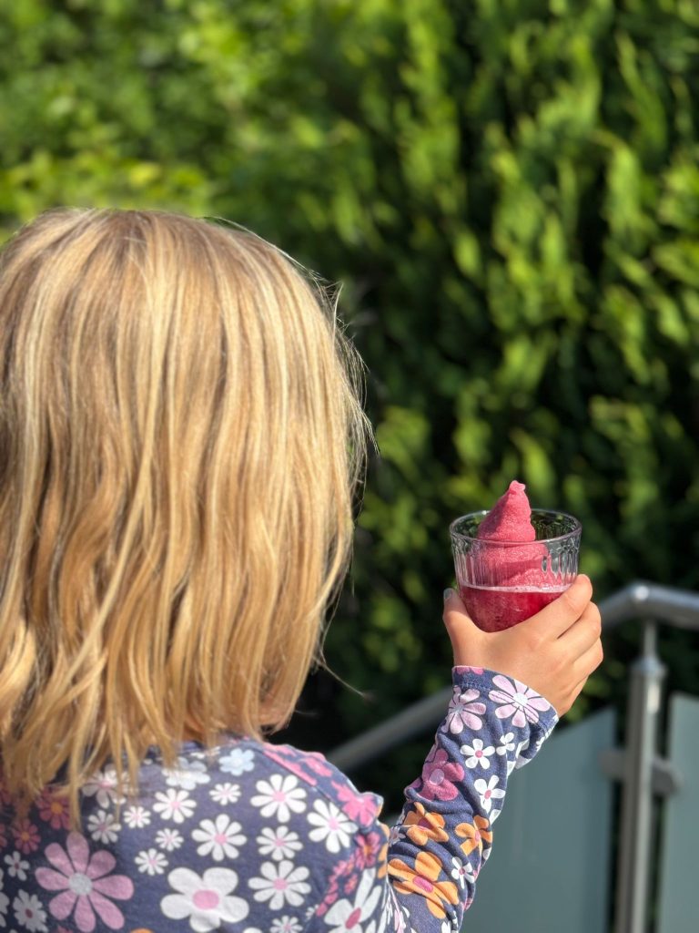 Mädchen beim Slush-Eis essen